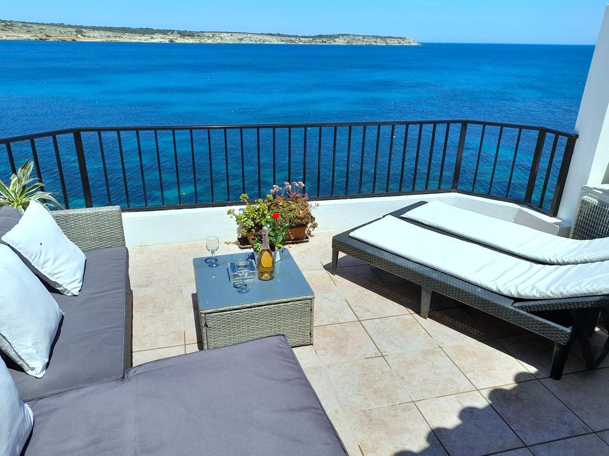 Seafront Apartment Terrace, Lounger & Panoramic Ocean Views Mellieħa Cameră foto