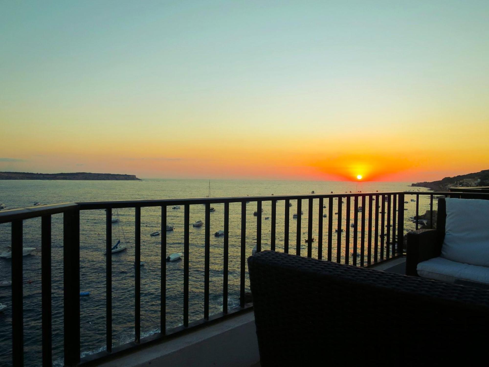Seafront Apartment Terrace, Lounger & Panoramic Ocean Views Mellieħa Cameră foto